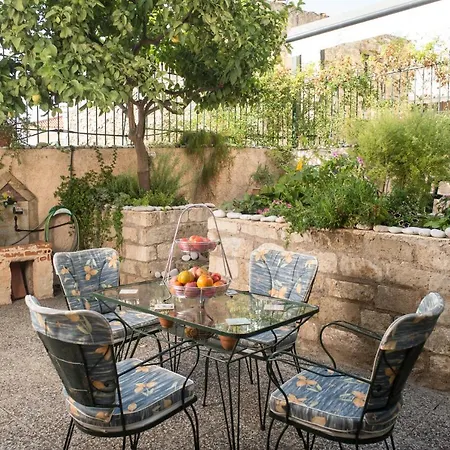 Maisonette With Garden In The Heart Of The Historical Kalamata Center Exterior photo