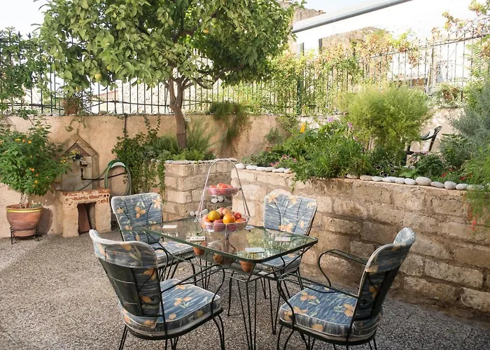 Maisonette With Garden In The Heart Of The Historical Kalamata Center
